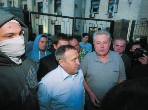 Виконувач обов’язків міністра закордонних справ України Андрій Дещиця спілкується з протестувальниками, які оточили посольство Російської Федерації у Києві ввечері 14 червня. Люди перекидали машини дипломатів, били вікна будівлі і зняли з держака прапор. Урядовець переконував проводити мирний протест. “Добре, я за те, щоб ви протестували, — сказав на телекамеру. — Я готовий з вами стати і сказати: “Росія, забирайтеся з України!”. Так, Путін — х…ло! Да, да! Але посольство…” — решту слів урядовця не вдалося розчути, бо присутні заспівали продовженням цієї кричалки: “Ла-ла-ла-ла-ла-ла-ла-ла”. ”Дещицю правди почув світ від українського МЗС”, — стали жартувати українці