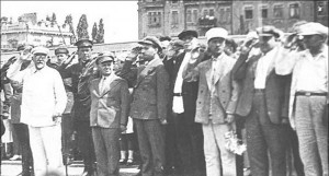 Руководители КП(б)У и правительства Украинской ССР на привокзальной площади в Киеве, 24 июня 1934 г.