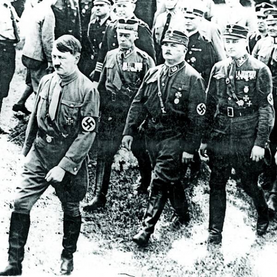 Рейхсканцлер Німеччини Адольф Гітлер (попереду) і керівник штурмових загонів Націонал-соціалістичної партії Ернст Рем (позаду, праворуч) під час параду, 1933-й. Наступного року Гітлер стратить свого соратника