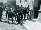 Поліція веде з місця вбивства Франца Фердинанда в Сараєві одного з учасників замаху, найімовірніше, Фердинанда Бера. Фото зробив перехожий