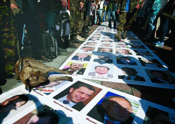 ”Коридор ганьби” з фотографій народних депутатів, які працювали на режим Януковича, виклали активісти 17 червня перед входом у Верховну Раду. Вимагали перевиборів пар­ламенту