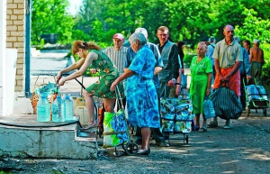 Люди стоять у черзі, щоб набрати води на насосній станції у Слов’янську на Донеччині. В місті з початку червня зруйнований водогін