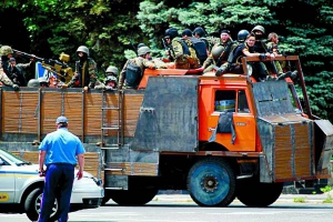 Бійці добровольчого батальйону ”Азов” зробили бронеавтомобіль. Обварили КамАЗ двосантиметровими листами заліза, на кузов установили крупнокаліберний кулемет. Автомобіль витримує постріли з автомата і кулемета Калашникова, снайперської гвинтівки Драгунова