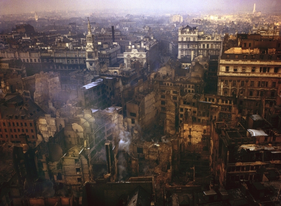 Вид разрушений в Лондоне, 1940 год. Черчилль пишет: "Вся мощь удара была сосредоточена на центре Лондона"