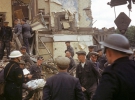 Отряд гражданской обороны вытаскивает раненых и убитых мирных жителей из поврежденных зданий после удара ракет "Фау-1" по Лондону, 1940 год