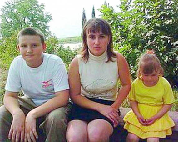 Надія Батіг із сином Русланом та донькою Вікторією позаторік. Їхній батько зник п’ять років тому, зв’язків із родиною не підтримував