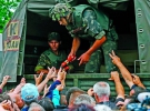 Солдати роздають ковбасу жителям Слов’янська 6 липня. Після звільнення міста від терористів туди доправили гуманітарну допомогу — воду, ліки та 35 тонн продуктів