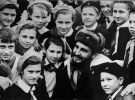 Фідель Кастро фотографується з московськими піонерами