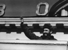 Фидель Кастро машет советским гражданам с трибуны
