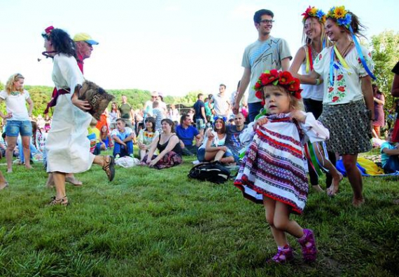 Відвідувачі фестивалю ”Країна мрій” відпочивають у парку ”Феофанія” на околиці столиці. Цього року захід пройшов одинадцятий раз. На новому місці – вперше. Раніше відбувався на Співочому полі біля Києво-Печерської лаври в центрі міста