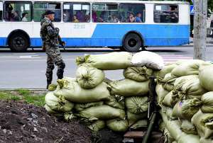 Терорист із батальйону ”Восток” стоїть на блокпосту на одній із вулиць Донецька, 6 липня 2014 року