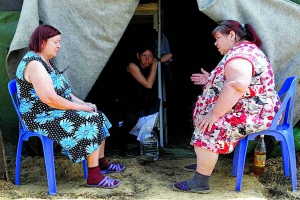 Жінки розмовляють у тимчасовому наметовому таборі для українських біженців з Донбасу в Ростовській області Росії, неподалік від російсько-українського кордону, 22 червня 2014 року