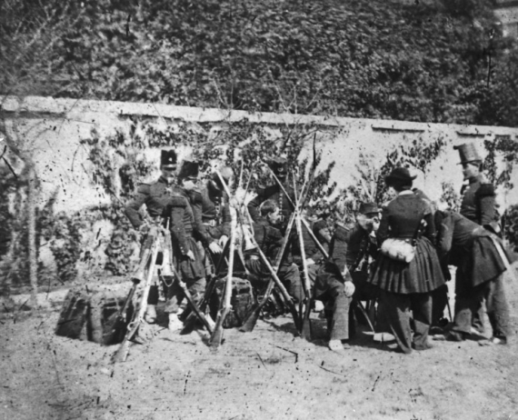 Французская маркитнатка или трактирщица, с французскими солдатами в Крыму во время Крымской войны 1855 года. Маркитантками были женщины, закрепленные за полками, как смотрительницы столовых и как неофициальный сестринский персонал
