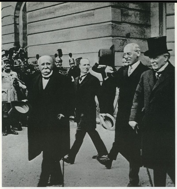 Сторони, які підписали Версальський мир. Ж. Клемансо, В. Вільсон, Д. Ллойд Джорж. Париж, 1919 рік