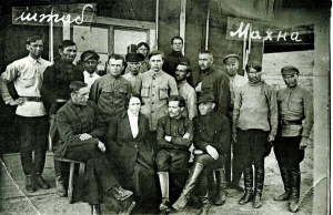 Нестор Махно (у передньому ряду другий праворуч) із дружиною Галиною Кузьменко (ліворуч від нього) серед українських емігрантів у Польщі, 1922 рік 