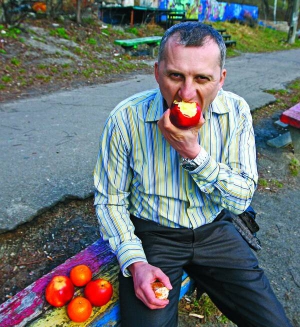 Руслан Лозояр після сироїдства став моноїдом. За один раз їсть тільки один вид фруктів чи овочів