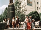 Дети на бульваре у памятника Ленина