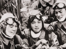 ОБМАН На фотографії капрал Юкіо Аракі (17 років) з цуценям в оточенні товаришів по службі (всім близько 18 років). Їх сфотографували за день до їх місії камікадзе на острові Окінава. Майже всім пілотам в тій кампанії було від 17 до 22 років. Не таку картину люди уявляли собі, коли чули про легендарних камікадзе 