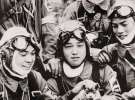 ОБМАН На фотографии капрал Юкио Араки (17 лет) с щенком в окружении сослуживцев (всем около 18 лет). Их сфотографировали за день до их миссии камикадзе на острове Окинава. Почти всем пилотам в той кампании было от 17 до 22 лет. Не такую картину люди представляли себе, когда слышали о легендарных камикадзе