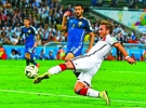 Гравець збірної Німеччини Маріо Гьотце, у білій формі, забиває аргентинцям єдиний гол у фінальному матчі Кубка світу‑2014