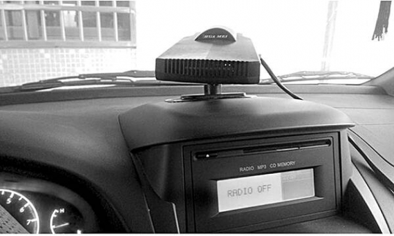 Портативний автомобільний кондиціонер китайської фірми ”Сеґ Чіна” встановлюють на приладову панель авто. Він живиться від розетки-прикурювача, споживає 200 Вт, важить 450 грамів, коштує близько 600 гривень. Має кілька режимів роботи: вентиляція, охолодження, просушування і нагрів. Останні функції корисні взимку, бо автомобільна пічка починає працювати, коли двигун прогрітий