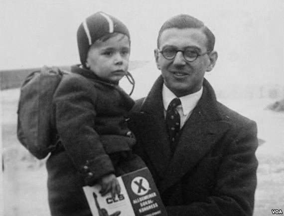 Ніколас Уїнтон із врятованою дитиною. 1939 рік. Кадр з фільму «Сім'я Ніккі»