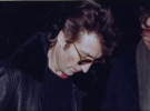 Джон Леннон дає автограф поруч зі своїм убивцею Марком Чапменом за кілька годин до своєї смерті 