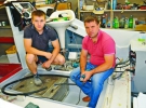Черкащанин Віталій Криворучко (праворуч) із сином Владиславом виготовляє човни у своїй майстерні. Навчився в Італії, де працював вісім років