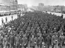 Советские офицеры конвоируют немецких высших офицеров. Впереди многотысячных колонн из пленных солдат, младших и старших офицеров вели группу из 19 пленных немецких генералов