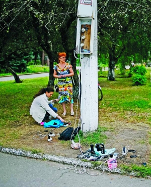 Жителі Слов’янська заряджають телефони на центральній площі 15 липня. Місто звільнили від терористів 10 днів тому. Не в усіх районах відновили електро- та водопостачання