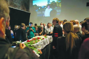 Попрощатися з Валерією Новодворською, правозахисницею й радянською дисиденткою, до Сахаровського центру в Москві прийшли понад п’ять тисяч людей