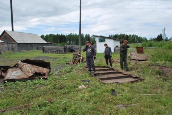 На фото распиленные ворота шлюза, через который в бывший лагерь «Пермь-36» заезжали автомашины и автозаки ввозили заключенных.