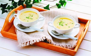 Молочні супи варять із горошком, гречкою або пшоном. У подрібнений блендером суп можна додавати окремо зварену вермішель. Три столові ложки вершків роблять страву ніжнішою на смак