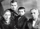 Максим Рильський із дружиною Катериною і сином Богданом, другий ліворуч – Михайло Стельмах, в евакуації в Уфі, Росія, під час Другої світової війни