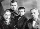 Максим Рильський із дружиною Катериною і сином Богданом, другий ліворуч – Михайло Стельмах, в евакуації в Уфі, Росія, під час Другої світової війни