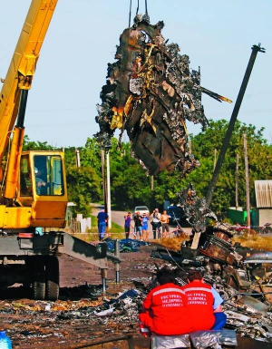 Рятувальною технікою розбирають на Донеччині залишки Боїнга-777, що розлетілися на кілометри
