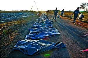Рятувальники збирають останки жертв катастрофи Боїнга-777. Держсекретар США Джон Керрі заявив, що Росія причетна до теракту