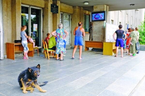 У Слов’янську біля міськради повісили телевізор. Місцеві жителі приходять сюди подивитися українські телеканали