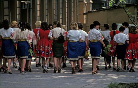 Девушки расходятся после мероприятия в центре города