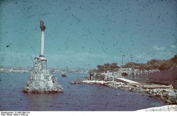 Севастополь. Памятник затопленным кораблям, символ города, каким-то чудом уцелел