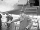 Премьер-министр Великобритании У.Черчилль, прибывший на Ялтинскую конференцию, у трапа самолета