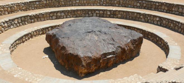 Метеорит Хоба считается древнейшим метеоритом, упавшим на Землю около 30 000 лет назад. Северная Намибия. Африка  