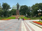Памятник Николаю I был заменен на памятник Тарасу Шевченко. Также сильно изменились дорожки и в целом территория вокруг памятника
