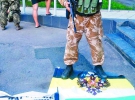 Боєць батальйону ”Донбас” зірвав прапори терористів у Попасній на Луганщині. Місто звільнили 22 липня. Над адмінбудівлями підняли державні — синьо-жовті прапори