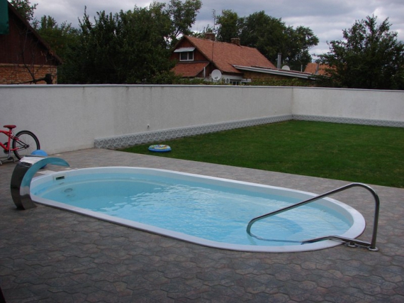 Если размеры бассейна превышают 5 на 3 метра, перед строительством придется брать разрешение у соседей 