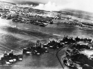 Вид с воздуха ряда линкоров в начале нападения Японии на Перл-Харбор 7 декабря 1941
