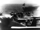 Японские морские Бомбардировщики типа 99 «Вэл» взлетают с авианосца утром, 7 декабря 1941. Судно на заднем плане — авианосец Сорю