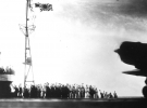 Эта фотография с японской пленки, захваченной американскими силами, сделана на борту японского авианосца Дзуйкаку. На ней бомбардировщик Накадзимы B-5N «Кейт» взлетает с палубы для второго наступления на Перл-Харбор 7 декабря 1941