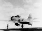 Японський морський винищувач «Зеро» (хвостовій номер А1-108) злітає з авіаносця Акагі вранці 7 грудня 1941, щоб напасти на Перл-Харбор