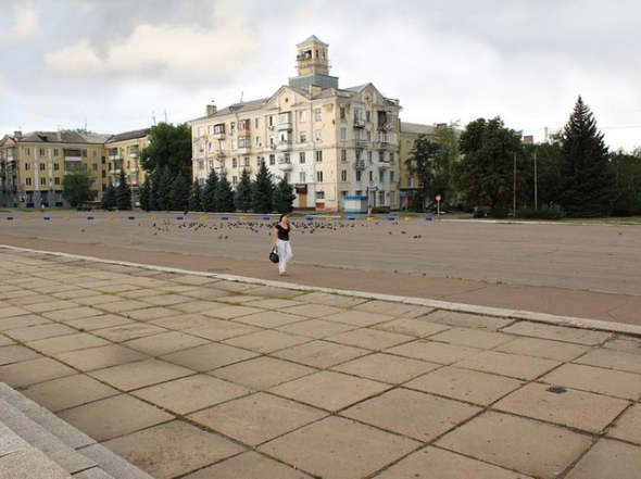 Центральная площадь города. поврежденный дом
